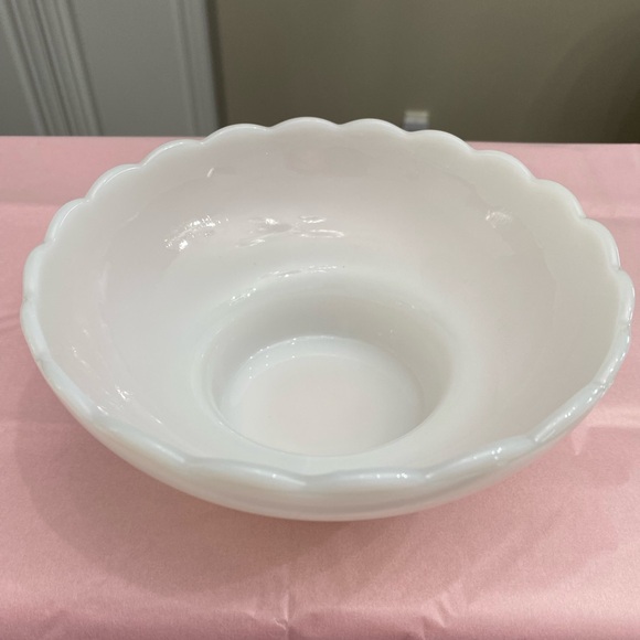 VINTAGE E.O. BRODY ROUND WHITE MILK GLASS DISH WITH SCALLOPED TRIM - Picture 2 of 10
